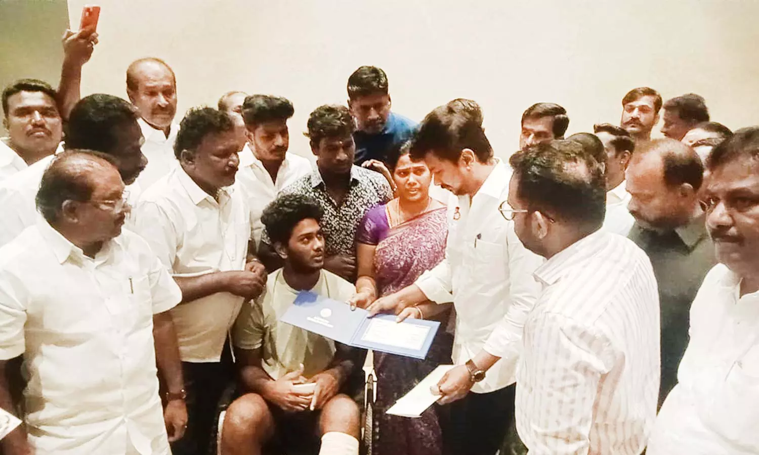 கணுக்காலை இழந்த மதுரை ஜூடோ வீரருக்கு அமைச்சர் உதயநிதி நிதியுதவி கணுக்காலை இழந்த மதுரை ஜூடோ வீரருக்கு அமைச்சர் உதயநிதி நிதியுதவி