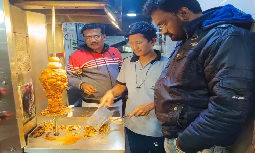 கொடைக்கானலில் சவர்மா ஓட்டல்களில் அதிகாரிகள் அதிரடி சோதனை