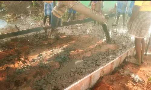 ஜல்லி, மணல் இல்லாமல் தரமற்ற சாலை அமைக்கப்படுவதாக பொதுமக்கள் புகார்