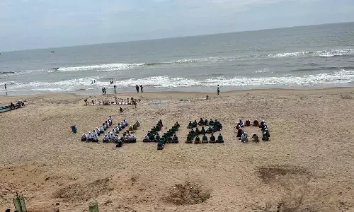 தூய்மை பணியாளர்கள் கடற்கரையில் அமர்ந்து விழிப்புணர்வு