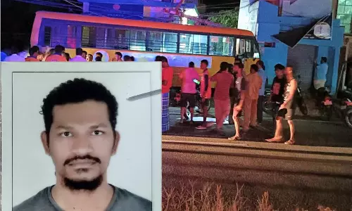 தனியார் பள்ளி பஸ் மோதி முன்னாள் தி.மு.க. கவுன்சிலர் மகன் பலி- பஸ்சுக்கு தீ வைத்து எரிப்பு