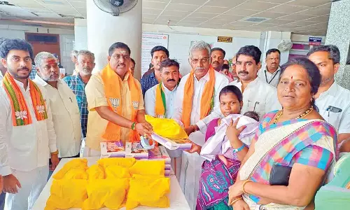 பிரதமர் மோடி பிறந்தநாளியில் பிறந்த குழந்தைகளுக்கு பராமரிப்பு பெட்டகம்