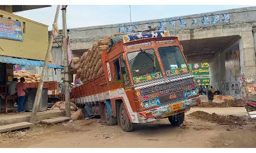 சாலையோர பள்ளத்தில் சிக்கிய லாரியால் போக்குவரத்து பாதிப்பு