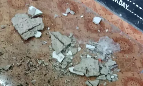 இடிந்து விழுந்த அங்கன்வாடி மேற்கூரை