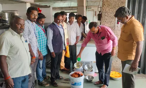 நாமக்கல்லில் ஷவர்மா சாப்பிட்ட மாணவி சாவு எதிரொலிஓட்டல்களில் உணவு பாதுகாப்பு அதிகாரிகள் திடீர் ஆய்வு