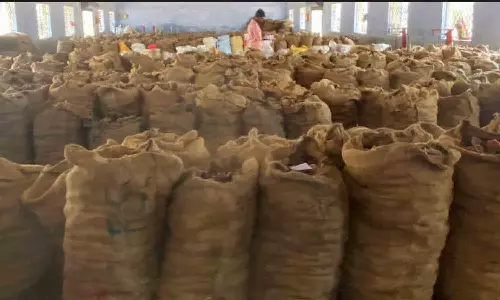 வெள்ளகோவில் ஒழுங்குமுறை விற்பனை கூடத்தில் ரூ.45 லட்சத்திற்கு தேங்காய் பருப்பு விற்பனை