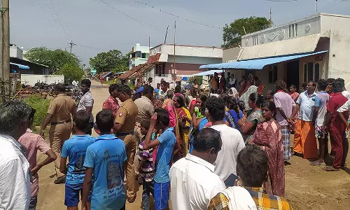 மேல்மலையனூர் அருகே மழைநீர் கால்வாய் சரி செய்ய கோரி பொதுமக்கள் சாலைமறியல்