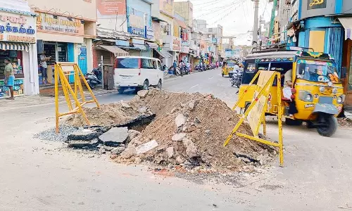 குடிநீர் திட்டப்பணிக்காக சாலையில் பள்ளம் தோண்டப்பட்டதால் போக்குவரத்து பாதிப்பு