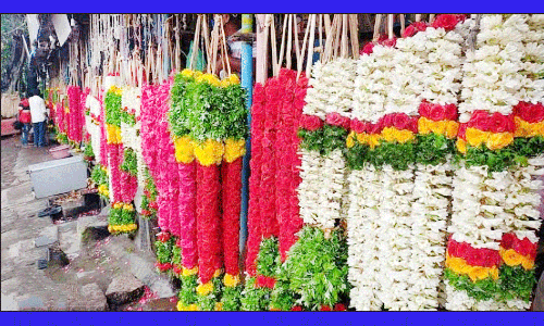 விலை உயர்வால் பூக்கள் வாங்க வரும் மக்கள் தவிப்பு