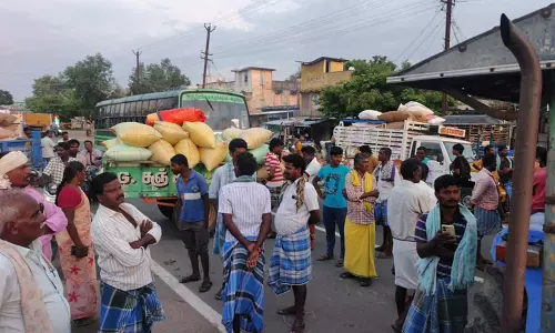 2-வது நாளாக நெல் கொள்முதல் செய்யாததால் செஞ்சி விவசாயிகள் சாலை மறியல்