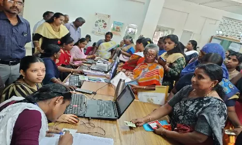 நாகர்கோவில் கலெக்டர் அலுவலக உதவி மையத்தில் 2-வது நாளாக குவிந்த பொதுமக்கள்