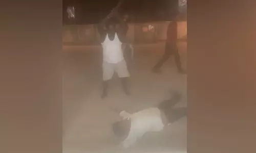 பல் இல்லாத உனக்கு எதற்கு மனைவி என கேட்டதால் நண்பனின் 5 பல்லை அடித்து உடைத்த தொழிலாளி