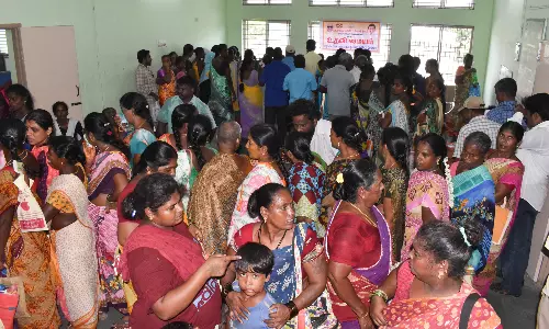 கடலூர் தாசில்தார் அலுவலகத்தில் கலைஞர் மகளிர் உரிமை திட்டத்திற்கு விண்ணப்பிக்க குவிந்த பெண்கள்