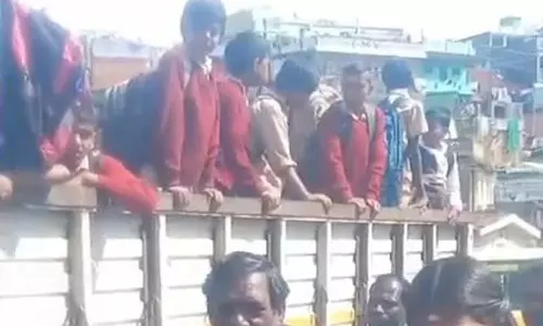 கொடைக்கானலில் 2-ம் நாளாக கனமழை: பஸ் வராததால் லாரியில் ஏறி பள்ளிக்கு சென்ற மாணவர்கள்