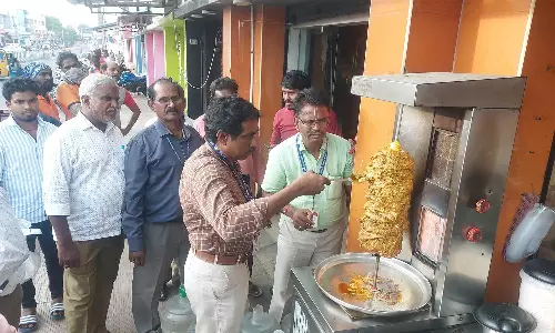 ஷவர்மா சாப்பிட்ட மாணவி மரணம்: பாஸ்ட்புட் கடைகளில் அதிகாரிகள் சோதனை