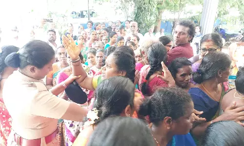 2-வது நாளாக மகளிர் உரிமைத் தொகை கேட்டு வட்டாட்சியர் அலுவலகம் முன்பு பெண்கள் குவிந்தனர்