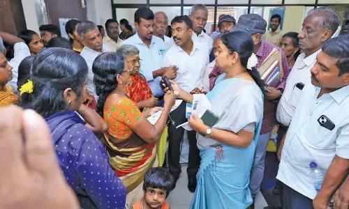 தூத்துக்குடியில் மகளிர் உரிமை திட்ட  உதவி மையத்தில் அமைச்சர் கீதாஜீவன் ஆய்வு