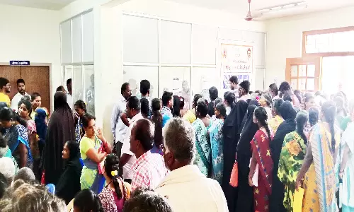 வாலாஜா தாலுகா அலுவலகத்தில் பெண்கள் குவிந்ததால் பரபரப்பு