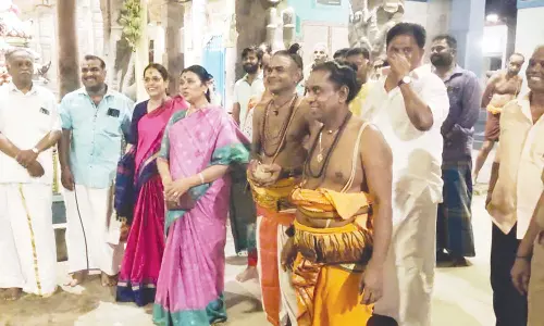 மாயூரநாதர், வதான்யேஸ்வரர் கோவில்களில் துர்கா ஸ்டாலின் வழிபாடு