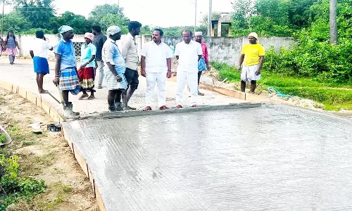 சிமெண்டு சாலை அமைக்கும் பணி