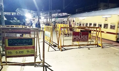 அரக்கோணம் ரெயில் நிலையத்தில் பிளாட்பாரத்தில் இரும்பு தடுப்புகளை அகற்றாத போலீசார்