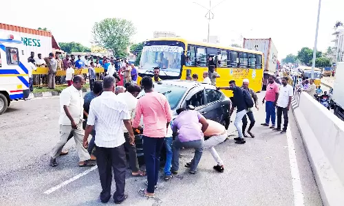 தேசிய நெடுஞ்சாலையில் 3 கார்கள் மோதல்