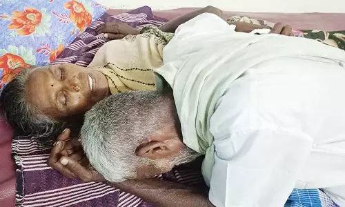 பாம்பு கடித்து உயிருக்கு போராட்டம்: ஆம்புலன்ஸ் வாகனம் வர தாமதமானதால் பரிதாபமாக உயிரை விட்ட மூதாட்டி