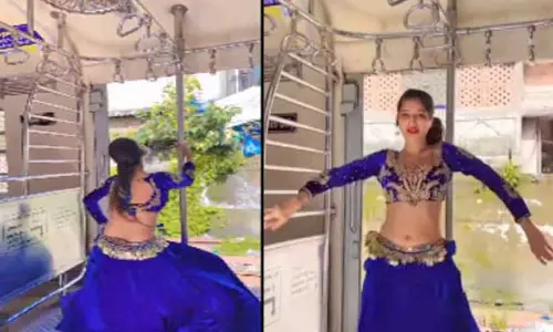 மும்பை ரெயிலில் பெல்லி நடனம் ஆடிய பெண்