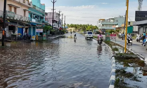 ஆக்கிரமிப்பால் மழை நீர் வெளியேறாமல் சாலையில் தேங்கியது