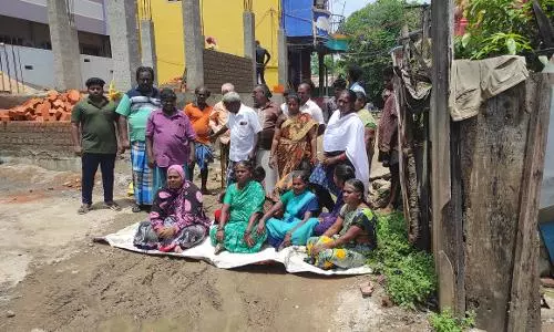 பொன்னேரியில் நகராட்சி 10-வது வார்டு சபை கூட்டத்தை புறக்கணித்து பொதுமக்கள் போராட்டம்