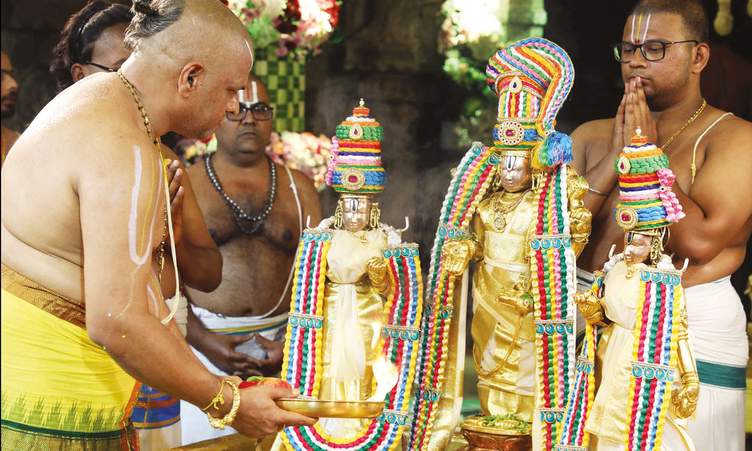 ஸ்ரீதேவி, பூதேவி, மலையப்பசாமிக்கு சிறப்பு திருமஞ்சனம்