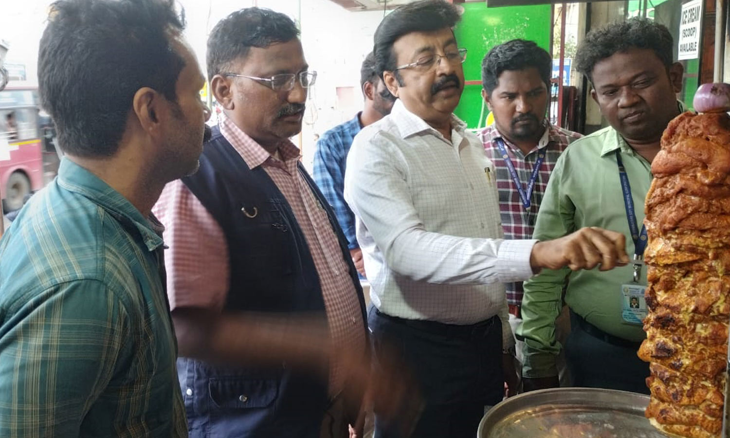 ஷவர்மா விற்பனை செய்யும் உணவகங்கள் பின்பற்ற வேண்டிய நடைமுறை என்ன?: அதிகாரி விளக்கம்