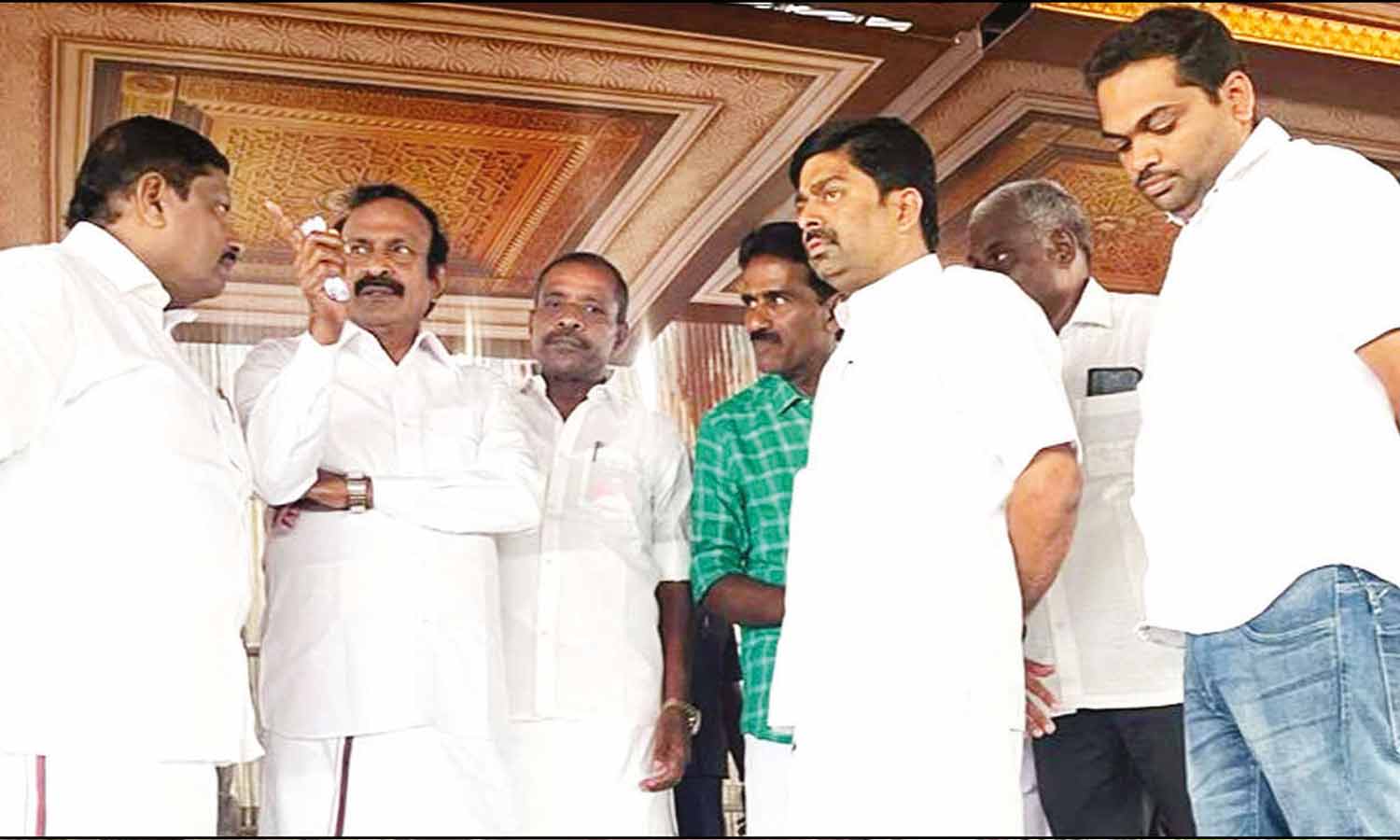 தி.மு.க. மேற்கு மண்டல வாக்குச்சாவடி  முகவர்கள் கூட்டம்: பிரம்மாண்ட மேடை-பந்தல் அமைக்கும் பணிகள் தீவிரம்