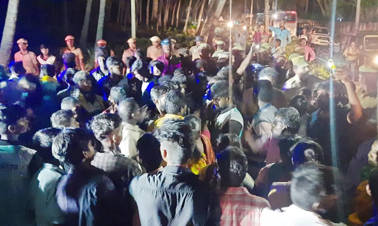 சின்னமனூர் : விநாயகர் சிலை ஊர்வலத்துக்கு எதிர்ப்பு தெரிவித்ததால் சாலை மறியல்