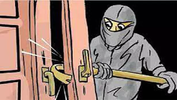 அரசு பெண் ஊழியர் வீட்டின் கதவை உடைத்து 4 பவுன் திருட்டு அரசு பெண் ஊழியர் வீட்டின் கதவை உடைத்து 4 பவுன் திருட்டு