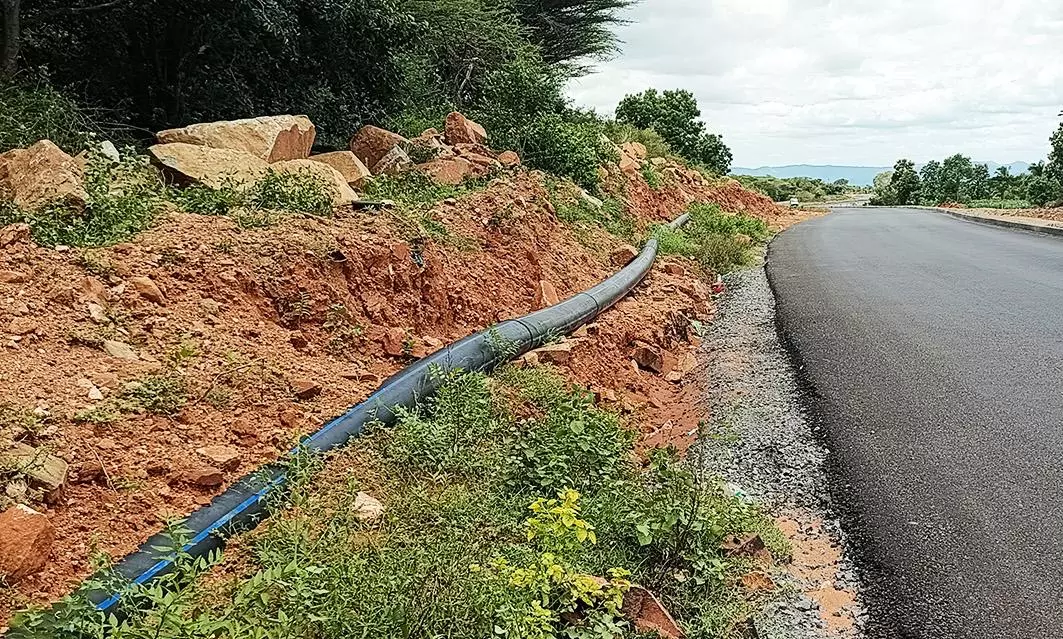 பாதுகாப்பற்ற நிலையில் இருக்கும்ஒகேனக்கல் கூட்டு குடிநீர் திட்ட குழாய் பாதுகாப்பற்ற நிலையில் இருக்கும்ஒகேனக்கல் கூட்டு குடிநீர் திட்ட குழாய்
