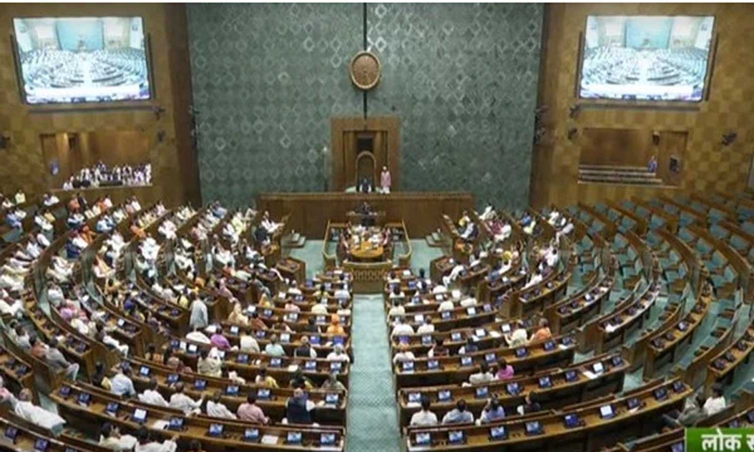 பாராளுமன்ற மக்களவையில் பாதுகாப்பு குறைபாடு: 8 பாதுகாப்பு பணியாளர்கள் சஸ்பெண்ட்