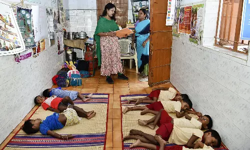 தேனி அருகே அங்கன்வாடி மையம், ரேசன் கடையில் கலெக்டர் திடீர் ஆய்வு