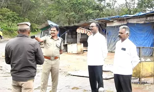 கொடைக்கானலில் யானைகள் சேதப்படுத்திய கடைகளை அதிகாரிகள் ஆய்வு