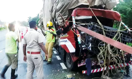 பர்கூர் அருகே விபத்து: லாரிகள் மோதி டிரைவர்-கிளீனர் பலி