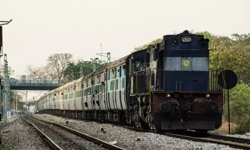 ராமேசுவரம் எக்ஸ்பிரஸ் ரெயிலுக்கு மலர்தூவி வரவேற்பு