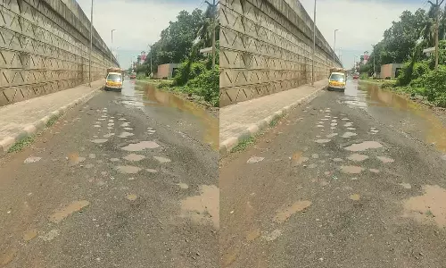 மழைநீர் தேங்குவதால் பஞ்செட்டி சர்வீஸ் சாலை குண்டும் குழியுமாக மாறியது- திணறும் வாகன ஓட்டிகள்