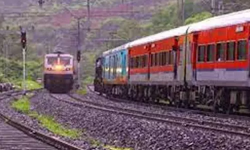 சென்னை வரும் எக்ஸ்பிரஸ் ரெயில்கள் 1 மணி நேரம் தாமதம்-  வேலைக்கு செல்பவர்கள் அவதி