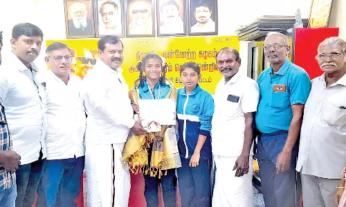 மாநில தடகள போட்டியில் தங்கம் வென்ற அகஸ்தீஸ்வரம் அரசு பள்ளி மாணவிக்கு நிதி உதவி