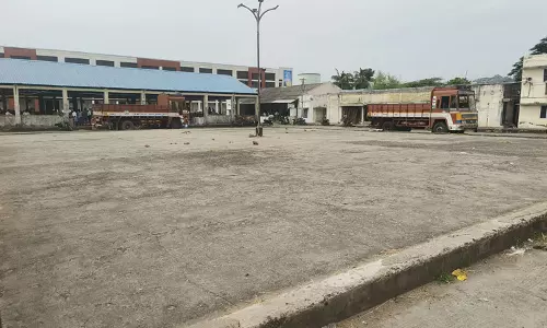 இ-நாம் திட்டத்திற்கு எதிர்ப்பு: 3-வது நாளாக நெல் கொள்முதல் செய்யும் பணி நடைபெறவில்லை