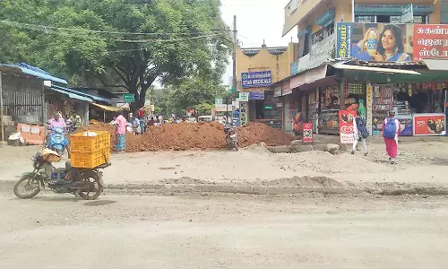 சர்வீஸ் சாலை பணியை விரைந்து முடிக்க வேண்டும்