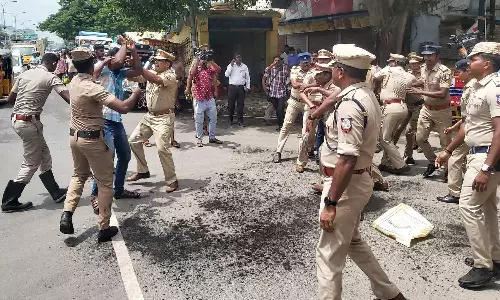 சென்னை அண்ணாசாலை மின்வாரிய அலுவலகம் முன் தீக்குளிக்க முயன்ற 2 பேர் கைது