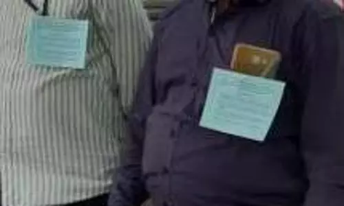 வருவாய்த்துறை அலுவலர்கள் கோரிக்கை அட்டை அணிந்து பணி