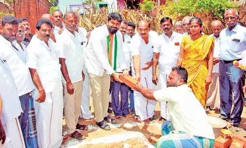 ஆழ்வார்திருநகரி அருகே ரூ.15.55 லட்சம் மதிப்பீட்டில் மேல்நிலை நீர்த்தேக்க தொட்டி - ஊர்வசி அமிர்தராஜ் எம்.எல்.ஏ. அடிக்கல் நாட்டினார்