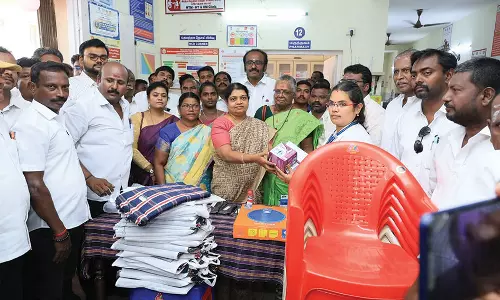 தூத்துக்குடி ஆரம்ப சுகாதார நிலையத்திற்கு மருத்துவ உபகரண பொருட்கள் - அமைச்சர் கீதாஜீவன் வழங்கினார்